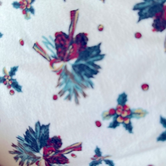 Christmas Turtleneck with Wreath Pattern. Size L - Picture 2 of 4